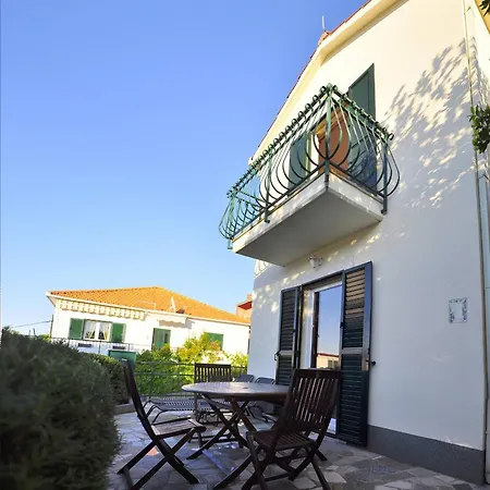 Cosy With Garden Terrace 特罗吉尔