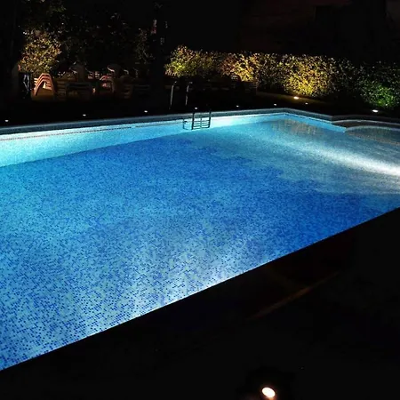 Cosy With Garden Terrace Apartament *