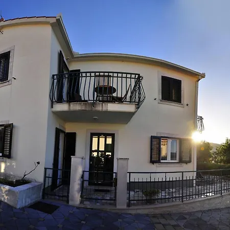 Cosy With Garden Terrace Τρογκίρ